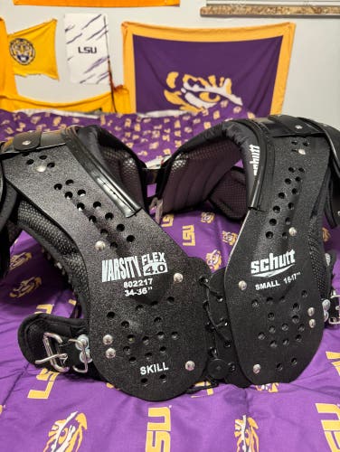 Adult Small Schutt Varsity Flex 4.0 Shoulder Pads