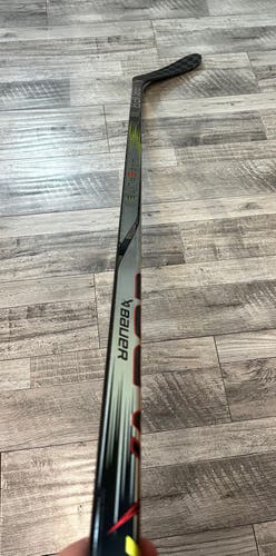 70 Flex Right Hand P28 Vapor Hyp2rlite Hockey Stick