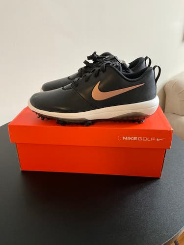New Women's Size 7.0 (Women's 8.0) Nike Golf Shoes