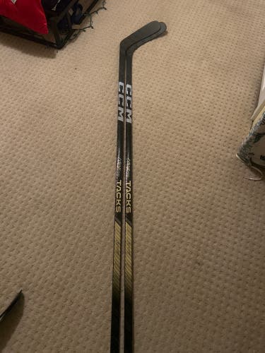 2 New Right Handed P29 ASVI Pro Hockey Stick