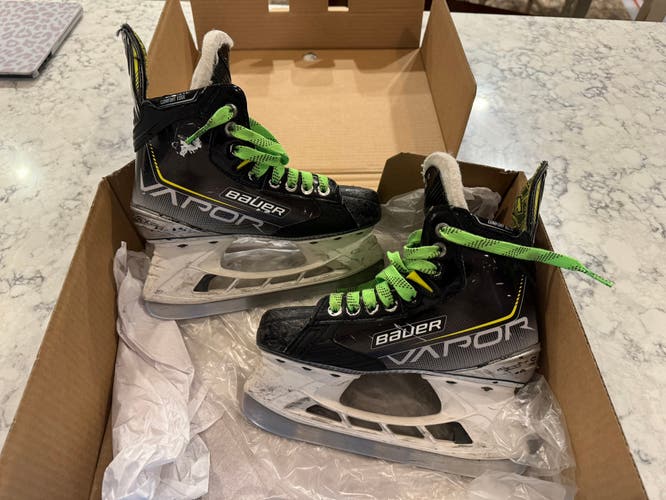 Junior Bauer Regular Width Size 2.5 Vapor 3X Hockey Skates