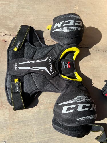 New Medium CCM Tacks 9550 Shoulder Pads