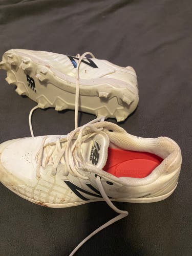 New Balance molded men’s baseball cleats