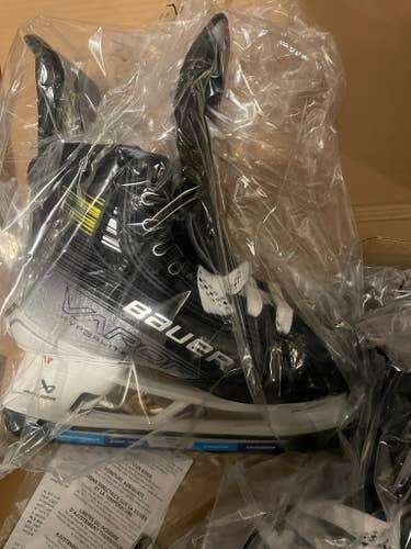 New Intermediate Bauer Vapor Hyperlite 2 Hockey Skates Size 5.5