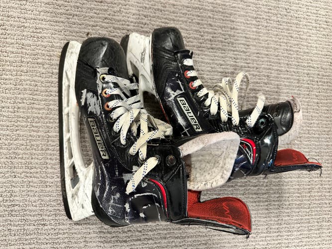 Senior Used Bauer Vapor X900 Hockey Skates 7 Regular Width (fits shoe size 8.5)