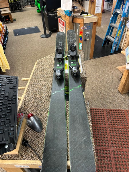 Used Unisex 2022 HEAD 180 cm All Mountain Kore Skis With Bindings Max Din 13