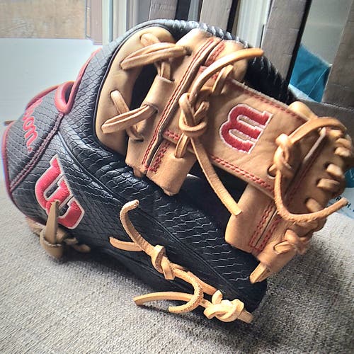 Wilson A2000 Baseball Infield Glove 11.25" Pro Stock *Like New Condition / FREE BASEBALL**