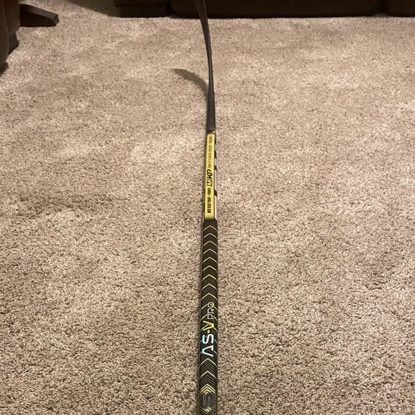 NEW Senior Right Handed CCM Super Tacks AS-V Pro Hockey Stick P28