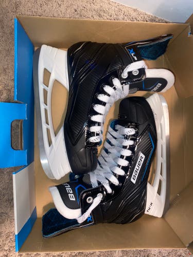 NEW. Senior Bauer Regular Width 8 XLP Hockey Skates