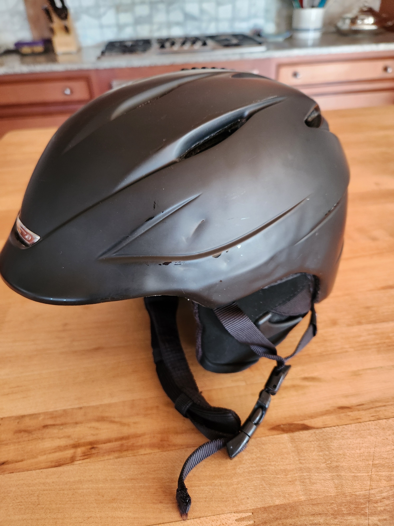 Used Unisex Medium Giro Seam Helmet