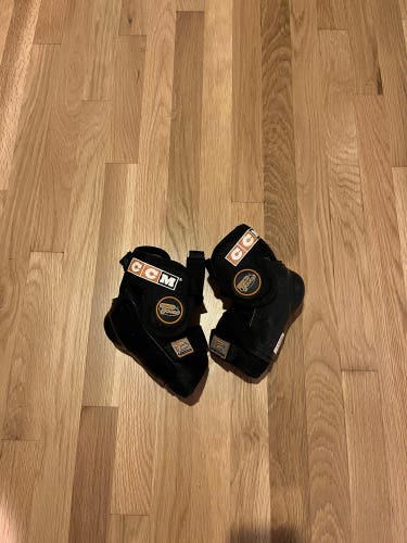 CCM Tacks 452 Junior Elbow Pads - Medium