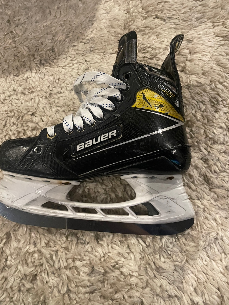 Intermediate Bauer Regular Width  Size 5 Supreme UltraSonic Hockey Skates
