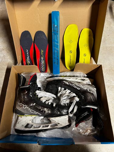 Used Bauer Regular Width   8.5 Vapor Hyperlite Hockey Skates