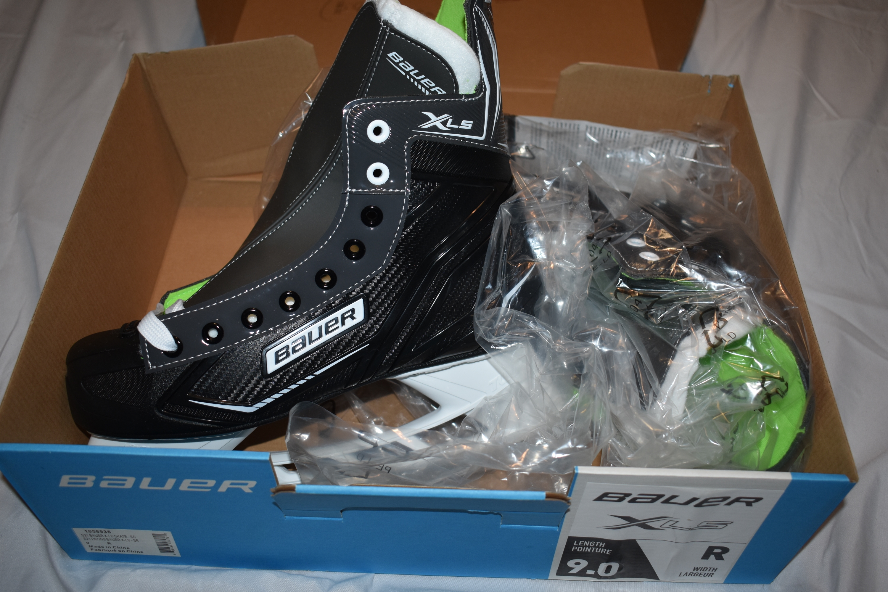 NEW - Bauer XLS Hockey Skates, Size 9R - In the Box!