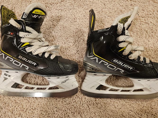 Used Junior Bauer Vapor 3X Hockey Skates Regular Width Size 2.5