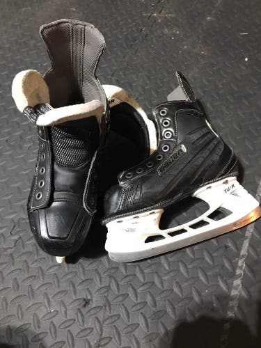 Junior Bauer Regular Width  Size 3.5 Nexus 6000 Hockey Skates