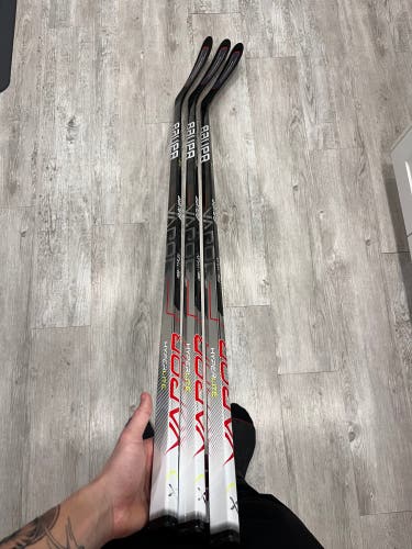 3 Senior Right Handed P28  Vapor Hyperlite Hockey Stick
