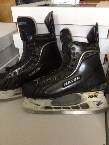 Senior Bauer Regular Width 8.5 Supreme Total One Hockey Skates