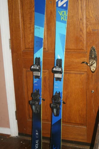 Volkl 89 KINK 163 cm Twin Tip Skis With Marker Adjustable Bindings