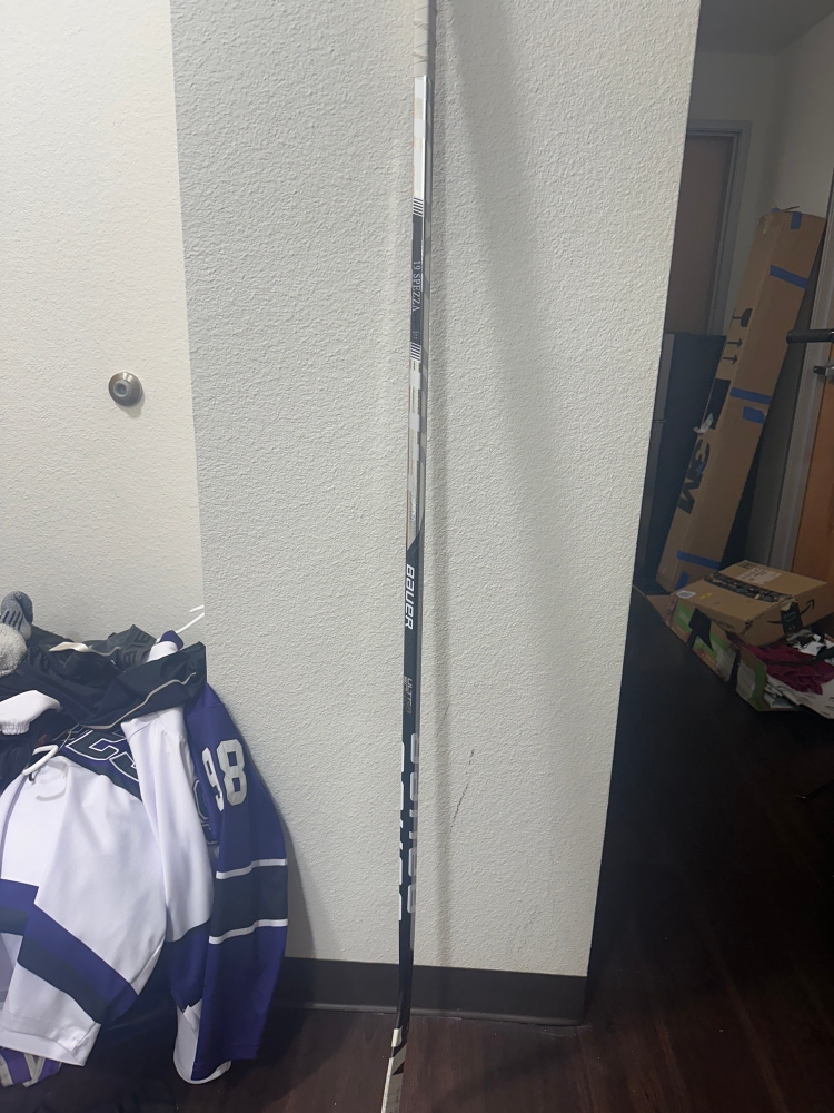 Senior Right Handed P28 Pro Stock Supreme UltraSonic Hockey Stick