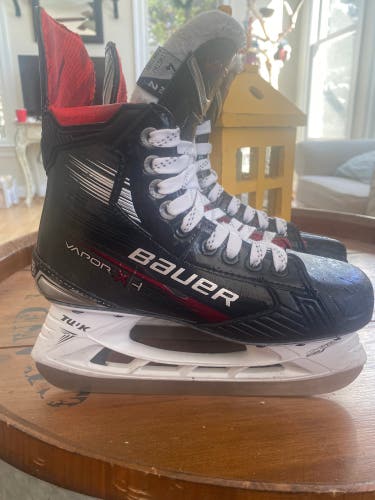 Used Bauer Regular Width  Size 4 Vapor X4 Hockey Skates