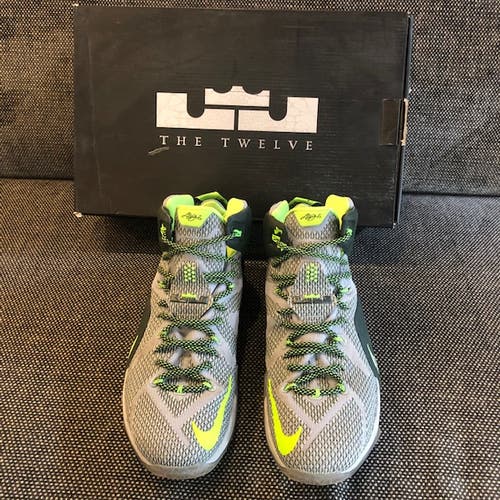 Used Men's Size 9.5 (Women's 10.5) Nike Shoes