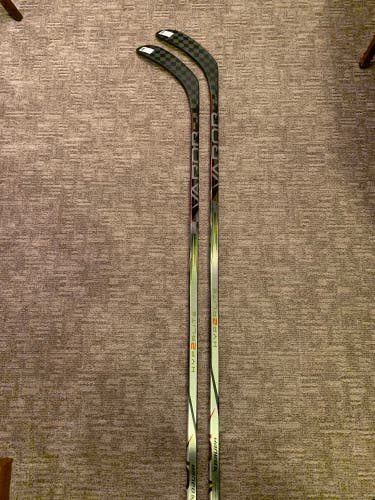 New Right Handed P28 Vapor Hyperlite 2 77 Flex (2 PACK) Hockey Stick