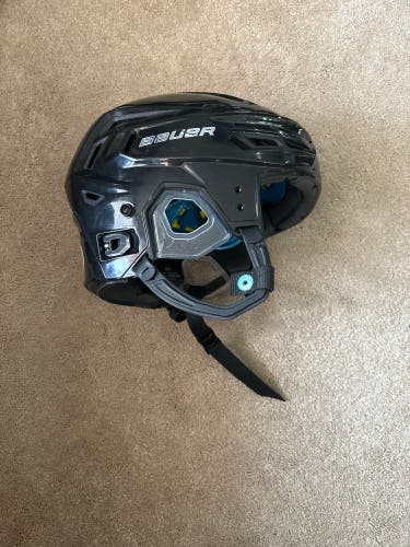 Medium Bauer Re-Akt 150 Helmet