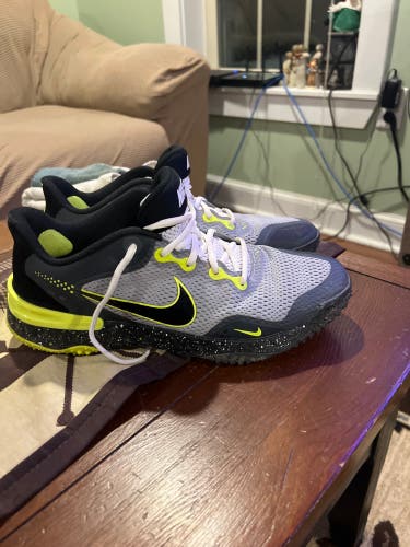 Black Men's Size 10 (Women's 11) Nike Shoes