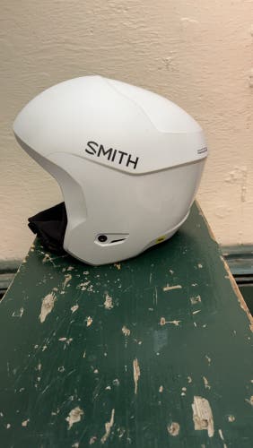 Medium Smith Icon Helmet FIS Legal