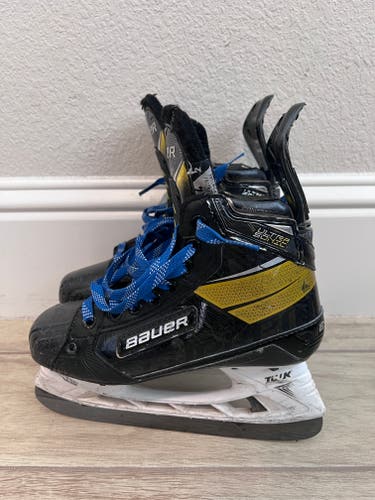 Intermediate Used Bauer Supreme UltraSonic Hockey Skates Size 4