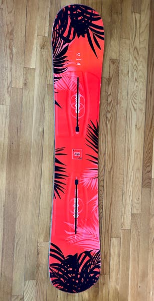 148cm snowboard burton 2025 Yeasayer Flying V Womens This board has a slight cosmetic scratch on the tail that does not alter the integrity or way the board rides in any way Used Burton Blender 148cm Snowboard