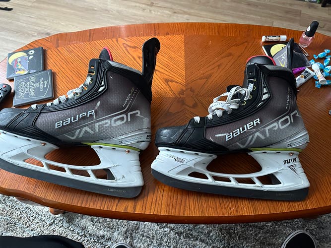 9.5 Vapor Hyperlite Hockey Skates