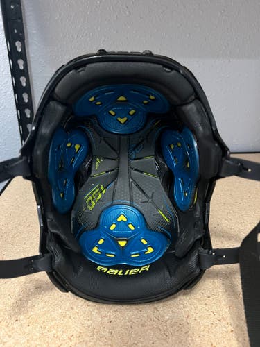 Used Medium Bauer Re-Akt 150 Helmet