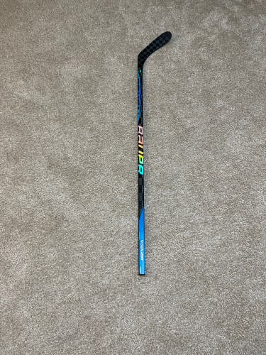 Junior Right Handed P28  Nexus Sync Hockey Stick
