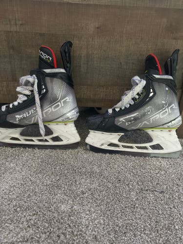Intermediate Bauer Regular Width  Pro Stock 6 Vapor Hyperlite Hockey Skates
