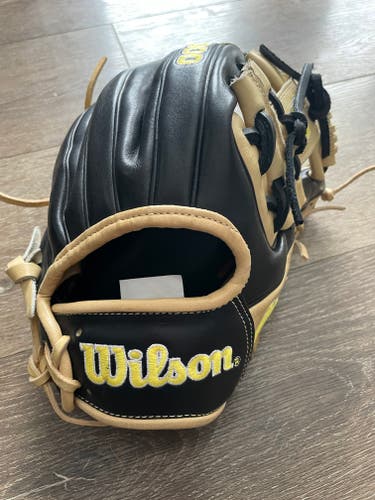 Used 2023 Right Hand Throw Wilson Infield A2000 Baseball Glove 11.5"