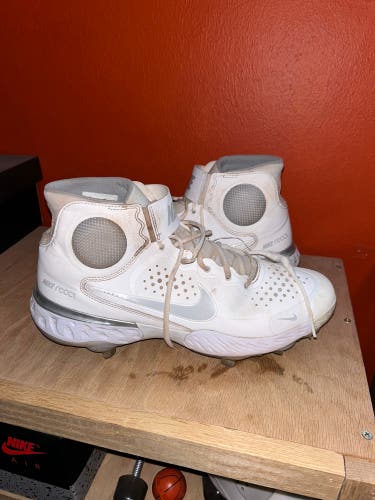 White Used Size 12.5 (Women's 13.5) High Top