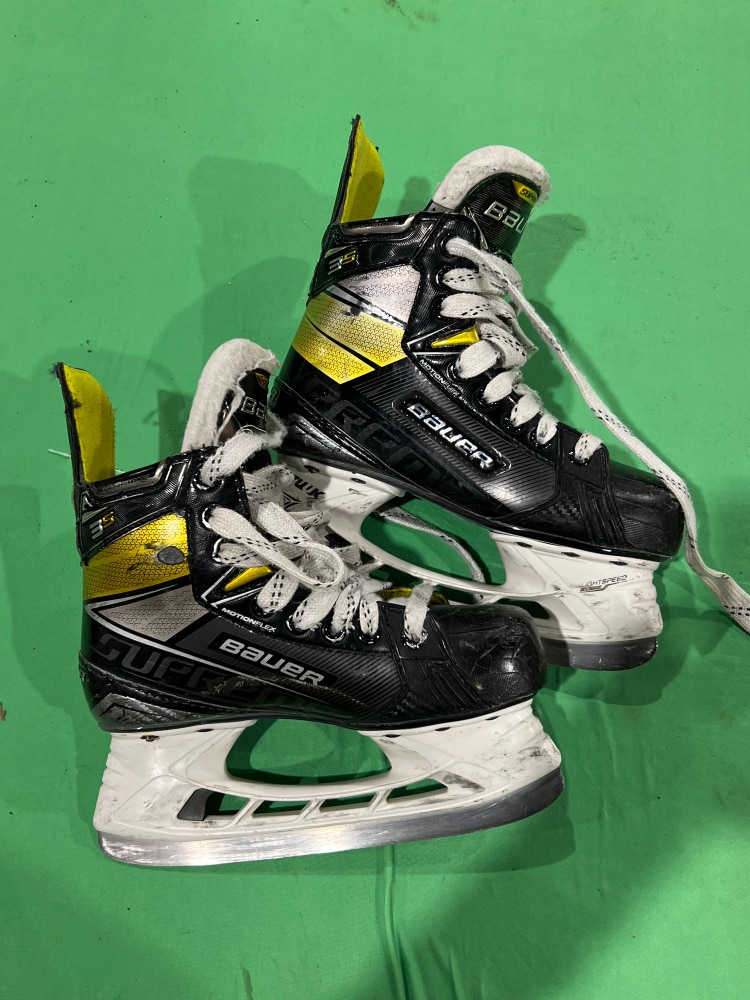 Used Junior Bauer Supreme 3S Hockey Skates D&R (Regular) 2.5 - Junior