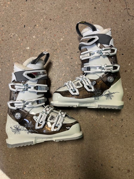 salomon idol 75 ski boots - women's S/PRO Supra BOA 105 Back for another great year the Salomon Idol 85 CS Ski Boots are a great highperformance and allmountain boot designed specifically for the advanced skier Boasting performance and comfort these boots are simply amazing They have a Bi Material PU lower shell and upper cuff which offer improved leg wrapping and progressive flex The Custom Shell is a technological marvel and these boots shine with them The Custom Shell allows the boot to mold around the foot by utilizing a plastic material called Kaprolene This reduces foot pain fatigue and many other issues that may plague skiers For added comfort and style there is faux fur and a womens liner that is specifically adapted to a womans heel and calf Easy closure single canting and heel and toe removable din pads adds to the features that make this Salomon Idol 85 CS Ski Boots absolutely outstanding Finally the My Custom Fit Sport Liner is a thermoformable foam providing personalized comfort and plenty of warmthSalomon Idol 85 CS Ski Boots Womens Specs Weight 3900 245 Flex 85 Strap 35 Last 100106 Technology Custom Shell World Cup Advanced Shell TechnologyShell Cuff Bi Material PU Lower Shell BiMaterial PU Upper Cuff Technologies Custom Shell World Cup Advanced Shell Technology Adjustment 1st Tooth Catch Single Canting Heel and Toe Removable Din Pads Liner My Custom Fit Sport Buckles 4 Micro Titanium Buckles Faux Fur Women Liner Women Heel Wedge Women Calves Adjustment Salomon Select HV 70 Ski