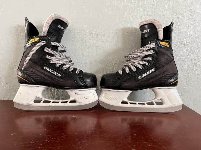Junior Bauer Regular Width Size 1 Supreme 140 Hockey Skates