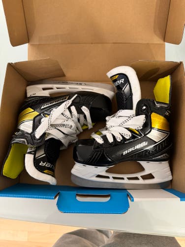 Youth Bauer Regular Width 11 Supreme 3S Hockey Skates
