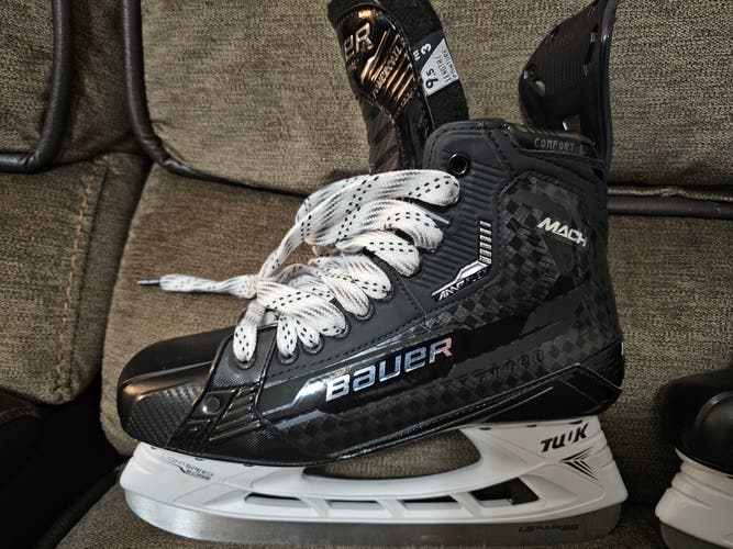 Senior New Bauer Supreme Mach Hockey Skates Wide Width 9.5