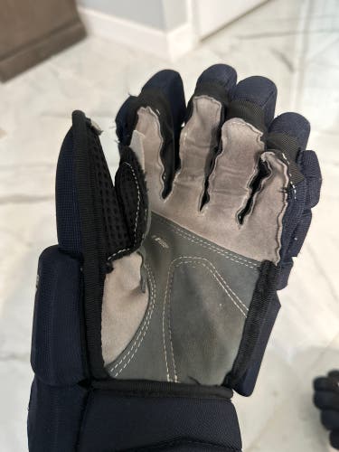 True a series black gloves