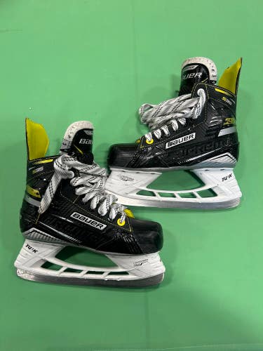 Used Junior Bauer Supreme S35 Hockey Skates (Regular) - Size: 3.0