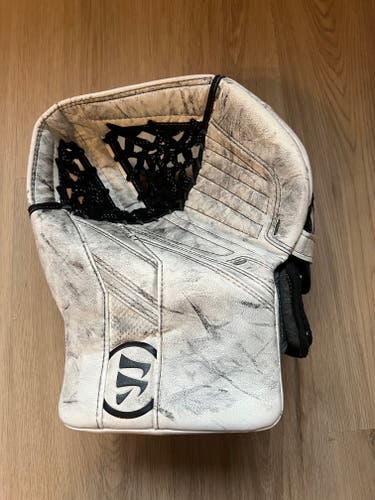 Used Regular Warrior Ritual G5 Intermediate goalie glove
