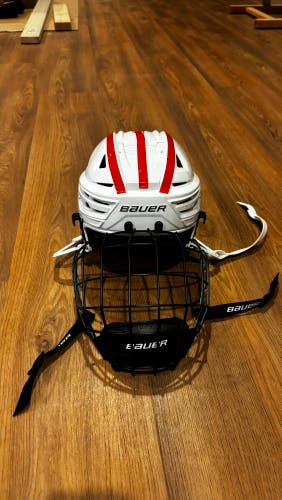 New Medium Bauer Re-Akt 150 Helmet