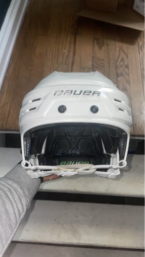 Small White Bauer reakt 85 Hockey Helmet