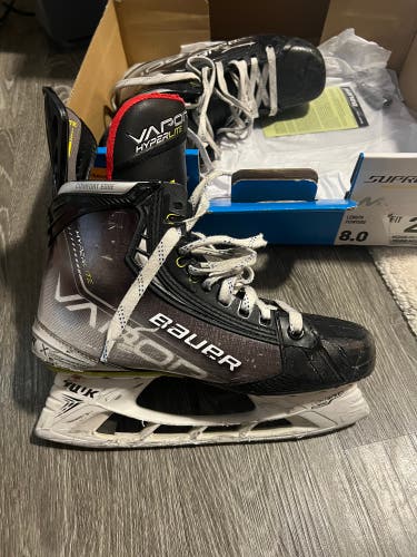 Used Bauer Regular Width  8.5 Vapor Hyperlite Hockey Skates