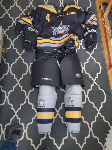 Bauer/CCM Full SENIOR SMALL  Bisons Equipment set